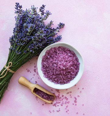 lavanta çiçekleri ve doğal deniz tuzu ile düz yatıyordu kompozisyon