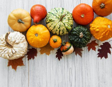 Tahta masadaki balkabakları