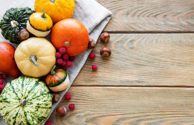 Tahta masadaki balkabakları