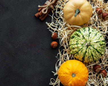 Siyah arkaplanda balkabakları