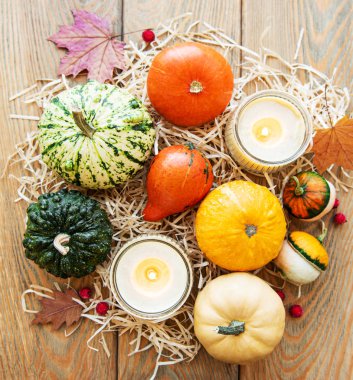 Tahta masadaki balkabakları