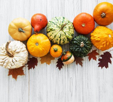 Tahta masadaki balkabakları