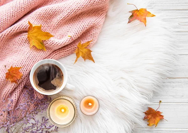 Taza de café y hojas de otoño sobre un fondo de piel — Foto de Stock