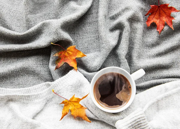 Tasse Kaffee und Herbstblätter — Stockfoto