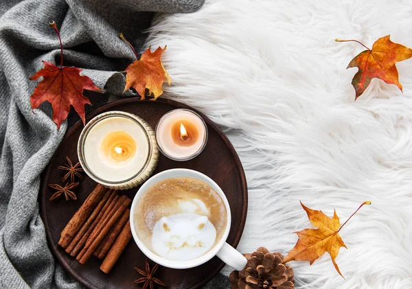 Чашка кофе и осенние листья на меховом фоне — стоковое фото