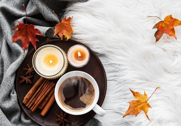 Чашка кофе и осенние листья на меховом фоне — стоковое фото