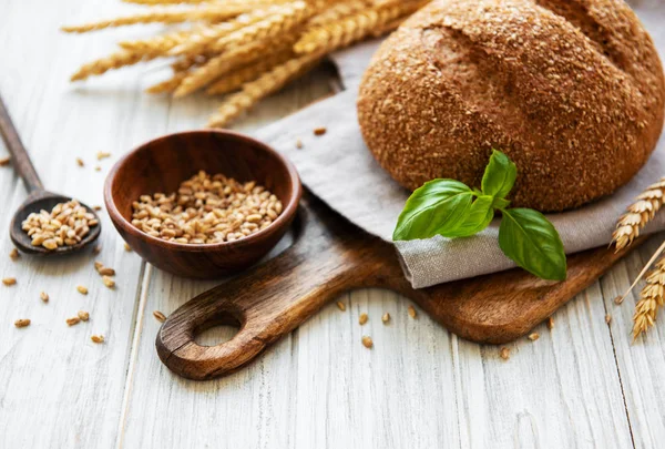 Brot Auf Einem Alten Weißen Holztisch — Stockfoto