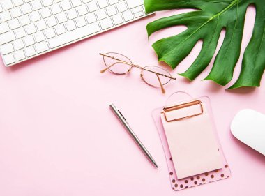 Ofis masası çalışma alanı