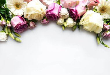 Beyaz arkaplandaki çiçeklerin iskeleti. Düz yatıyordu.