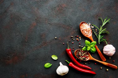 Koyu beton arka plandaki baharatların üst görüntüsü. Düz yatıyordu. 