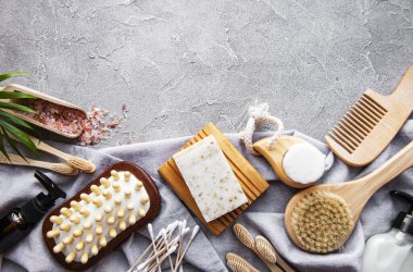 Sıfır atık doğal kozmetik ürünleri beton arka planda. Düz yatıyordu. 