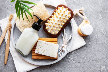 Sıfır atık doğal kozmetik ürünleri beton arka planda. Düz yatıyordu. 