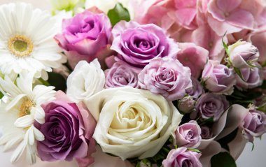 Güzel çiçekler. Pencere kenarında beyaz yuvarlak bir kutuda pembe ortanca ve güller.