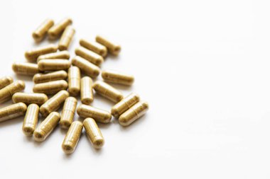 Bitki kapsülleri, Besleyici İlaçlar, Vitamin hapları, Beyaz arka planda bitkisel ilaçlar.