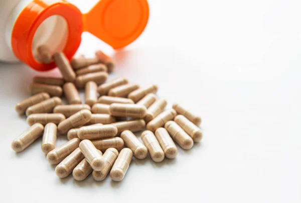 Cápsulas Ervas Suplemento Nutricional Comprimidos Vitamina Fitoterapia Sobre Fundo Branco — Fotografia de Stock