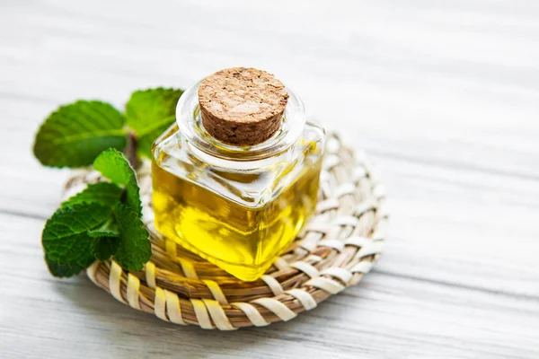 Ahşap zemin üzerinde nane aromalı gerekli aroma yağı..