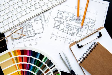 Mimari işyeri üst görünümü. Mimari proje, planlar, masanın üzerindeki şablonlar. İnşaat geçmişi. Mühendislik aletleri. Boşluğu kopyala