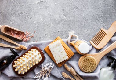 Sıfır atık doğal kozmetik ürünleri beton arka planda. Düz yatıyordu. 