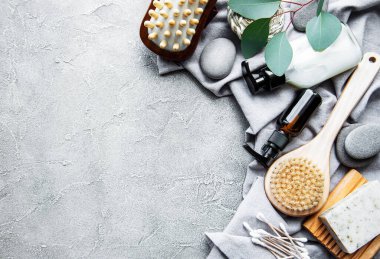 Sıfır atık doğal kozmetik ürünleri beton arka planda. Düz yatıyordu. 