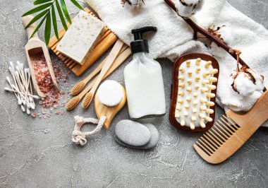 Sıfır atık doğal kozmetik ürünleri beton arka planda. Düz yatıyordu. 