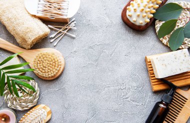 Sıfır atık doğal kozmetik ürünleri beton arka planda. Düz yatıyordu. 