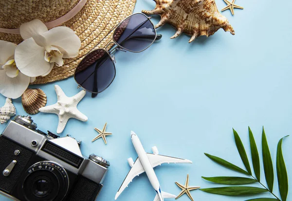 旅行者のアクセサリーの概要 休暇の必需品 旅行のコンセプトの背景 — ストック写真