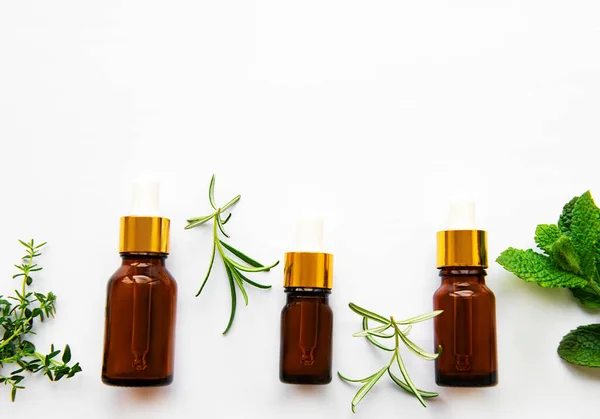 Konsep Aromaterapi Minyak Aroma Dan Herbal Mint Rosemary Thyme Pada — Stok Foto
