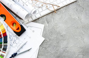 Mimari işyeri üst görünümü. Mimari proje, planlar, masanın üzerindeki şablonlar. İnşaat geçmişi. Mühendislik aletleri. Boşluğu kopyala