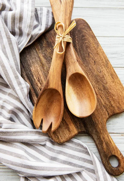 Alte Alte Küchenutensilien Holzlöffel Schneidebrett Serviette Über Einem Weißen Holztisch — Stockfoto