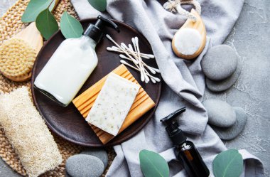 Sıfır atık doğal kozmetik ürünleri beton arka planda. Düz yatıyordu. 