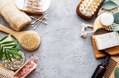 Sıfır atık doğal kozmetik ürünleri beton arka planda. Düz yatıyordu. 