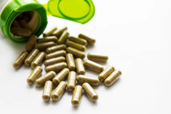 Capsule Erbe Integratore Alimentare Pillole Vitaminiche Medicina Vegetale Sfondo Bianco — Foto Stock