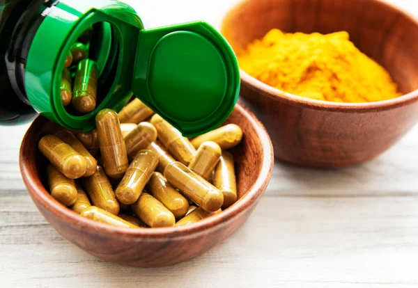 Curcuma Polvere Capsule Curcuma Fondo Legno Bianco — Foto Stock