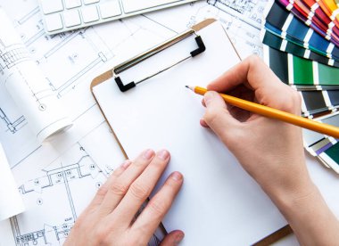 Mimari işyeri üst görünümü. Mimari proje, planlar, masanın üzerindeki şablonlar. İnşaat geçmişi. Mühendislik aletleri. Boşluğu kopyala