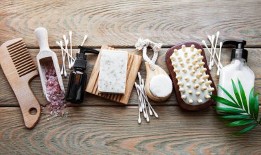 Sıfır doğal kozmetik ürünlerini ahşap arka planda ziyan ediyor. Düz yatıyordu. 