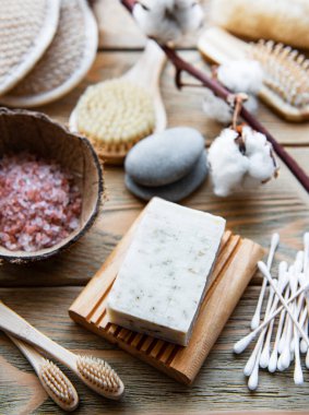 Sıfır doğal kozmetik ürünlerini ahşap arka planda ziyan ediyor. Düz yatıyordu. 