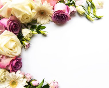 Beyaz arkaplandaki çiçeklerin iskeleti. Düz yatıyordu.