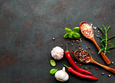 Koyu beton arka plandaki baharatların üst görüntüsü. Düz yatıyordu. 