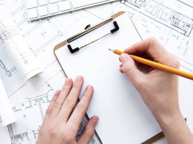 Mimari işyeri üst görünümü. Mimari proje, planlar, masanın üzerindeki şablonlar. İnşaat geçmişi. Mühendislik aletleri. Boşluğu kopyala