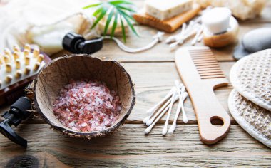 Sıfır doğal kozmetik ürünlerini ahşap arka planda ziyan ediyor. Düz yatıyordu. 