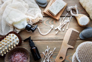 Sıfır doğal kozmetik ürünlerini ahşap arka planda ziyan ediyor. Düz yatıyordu. 