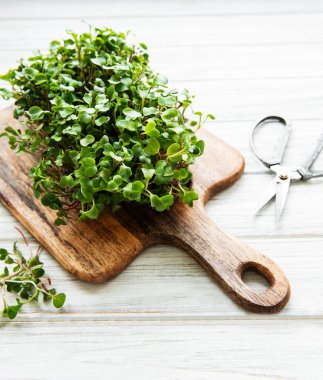 Tahta kesme tahtasında kırmızı turp mikroçipleri, sağlıklı bir kavram.