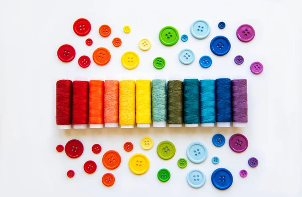 Κύπελλα Από Νήμα Και Κουμπιά Στα Χρώματα Του Ουράνιου Τόξου — Φωτογραφία Αρχείου