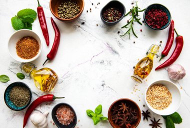 Beyaz mermer bir arka planda baharat, ot ve sebze çerçevesi. Üst manzara, düz uzanma.