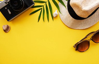 Gezgin 'in aksesuarlarının yukarıdan görünüşü. Önemli tatil eşyaları. Seyahat konsepti. Düz yatıyordu