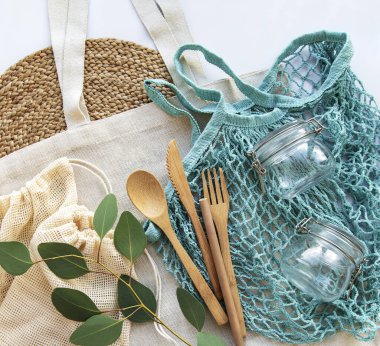 Pamuk torbalar, yeniden kullanılabilir cam kavanozlar ve bambu çatal bıçaklar. Sıfır atık. Çevre dostu. Düz yatıyordu