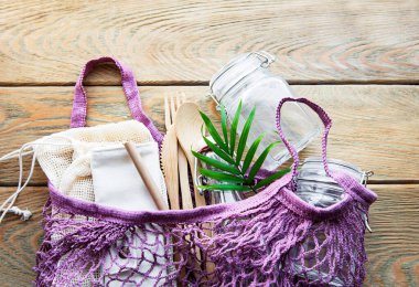 Pamuk torbaları, yeniden kullanılabilir cam kavanozlar, bambu ve ahşap çatal bıçaklar. Sıfır atık. Çevre dostu. Düz yatıyordu