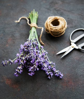 Siyah beton zemin üzerinde lavanta buketi metin için boşluk, üst görünüm