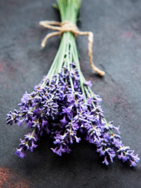 Siyah beton zemin üzerinde lavanta buketi metin için boşluk, üst görünüm