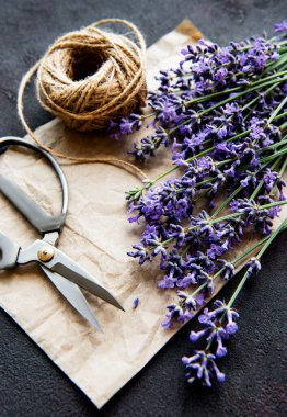 Siyah beton zemin üzerinde lavanta buketi metin için boşluk, üst görünüm